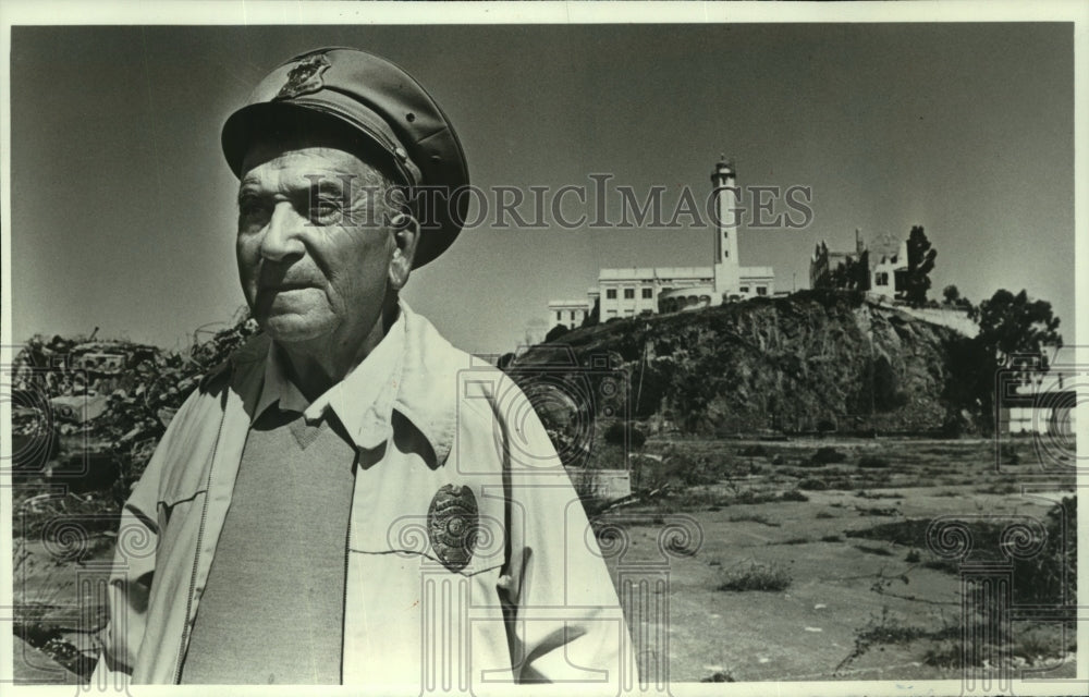 1981 Press Photo Ernie Thompson night watchman of Alcatraz Prison, California - Historic Images
