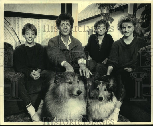 1986 Tommy Thompson's wife Sue Ann with their children and dogs - Historic Images