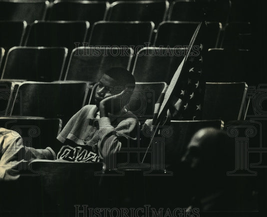 1989 Press Photo Angelo Alford waits during governor's meeting, Wisconsin - Historic Images