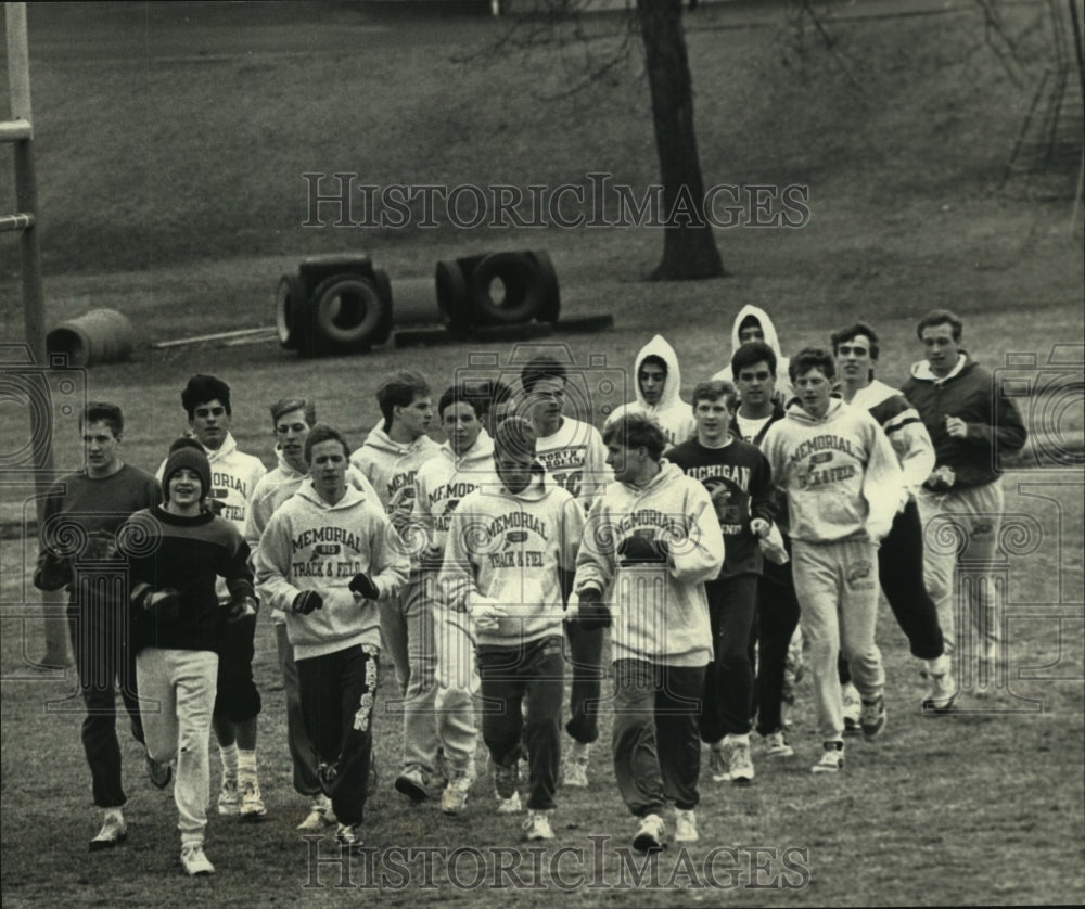 1991 Catholic Memorial runners, Waukesha, Wisconsin - Historic Images