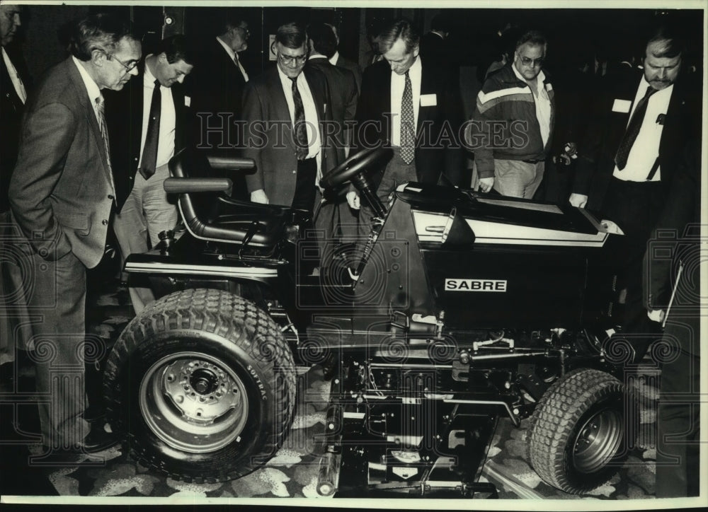 1990 Press Photo Engineering Products Co. Sabre tractor, Milwaukee, Wisconsin - Historic Images