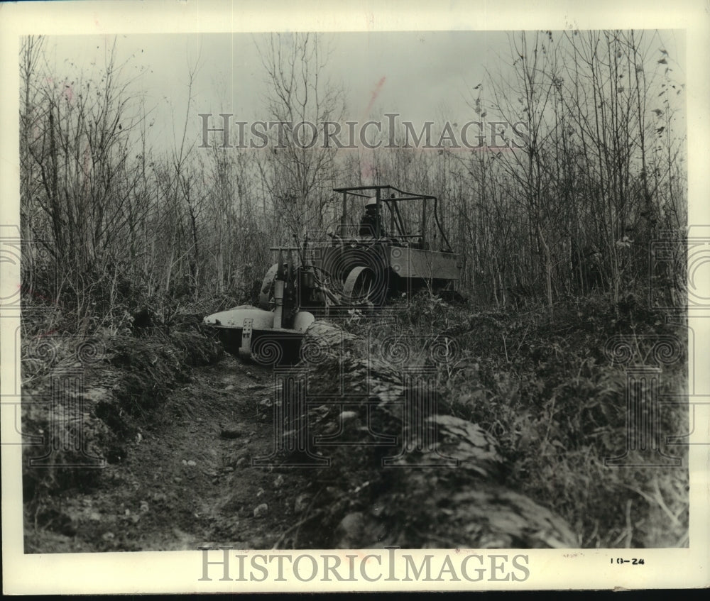 1961 Press Photo International T-6 crawler tractor, Wisconsin - mjc11934 - Historic Images
