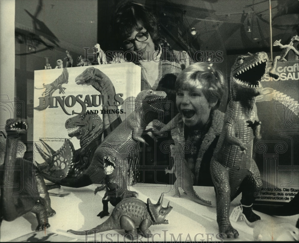 1986 Press Photo Kids react enthusiastically to display at Puzzle Box Grand Ave - Historic Images