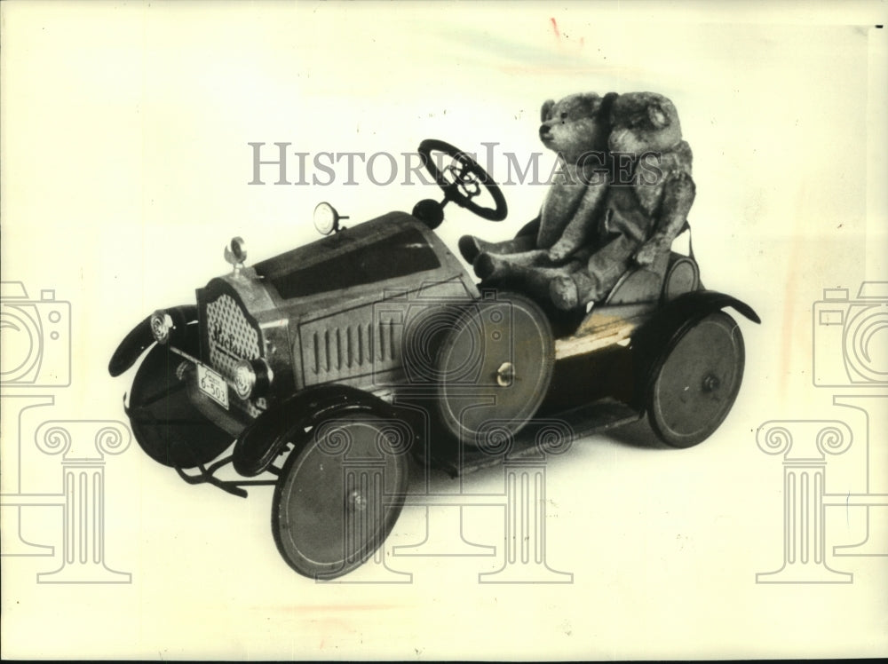 1989 Press Photo Early 20th century mohair bears and 1919 pedal car - mjc11954 - Historic Images