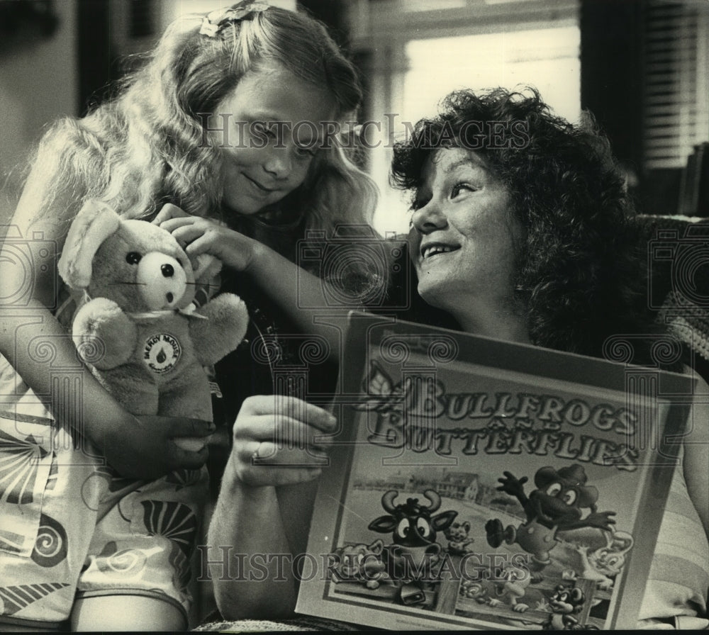 1988 Press Photo Diane Turowski shows Bullfrogs &amp; Butterflies to daughter Diane - Historic Images