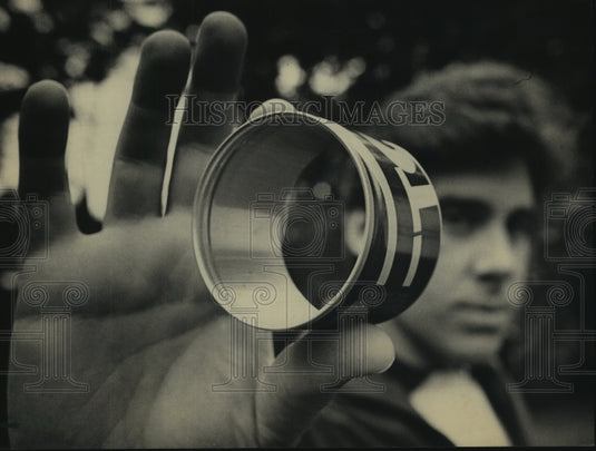 1986 Press Photo Manufacturer Peter Gorman demonstrates the Toy the Toobee - Historic Images
