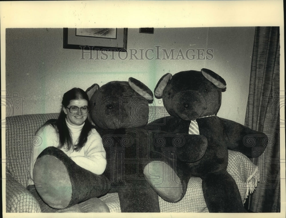 1987 Press Photo Teresa Simpson of Wisconsin designed the Toy Bears - mjc11979 - Historic Images