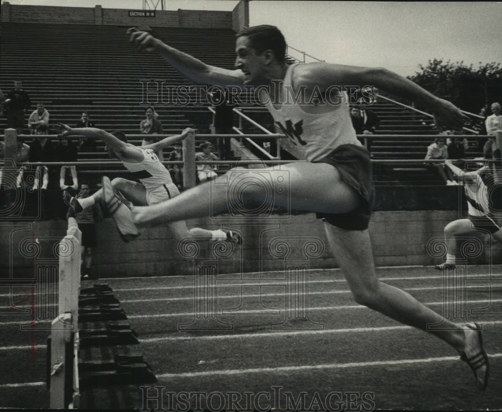 1963 Press Photo Bill Kluwin and John Broihier Jump Hurdles at Marquette Stadium - Historic Images