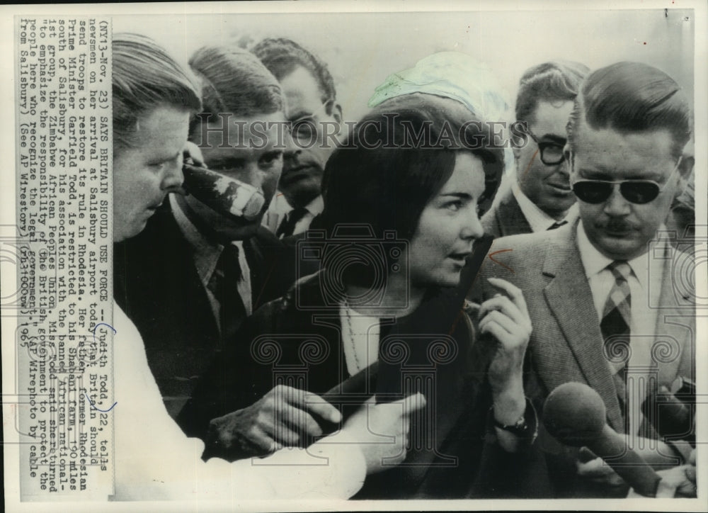 1965 Press Photo Judith Tood with newsmen at Salisbury airport, Africa - Historic Images