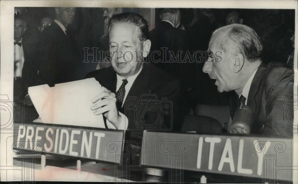 1960 UN Sec. Gen. Dag Hammarskjold looks through his notes - Historic Images