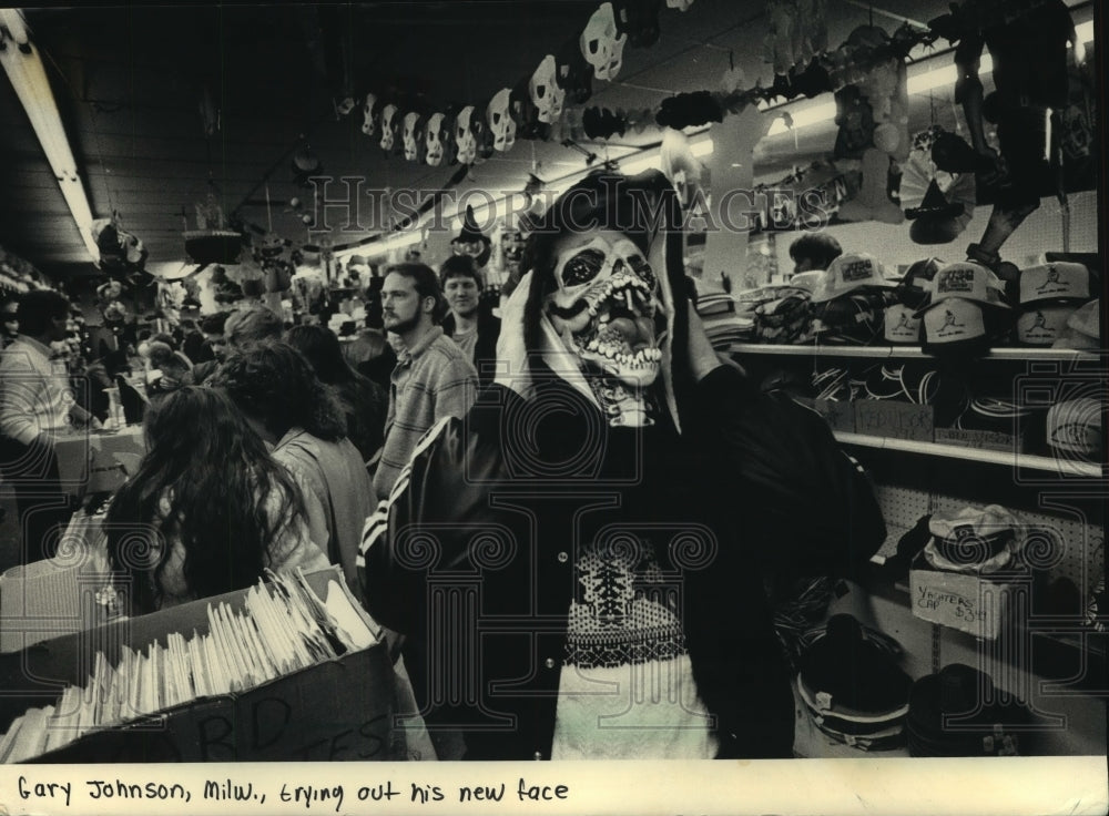1986 Press Photo Gary Johnson in a mask at Bartz Displays, Wauwatosa, Milwaukee - Historic Images