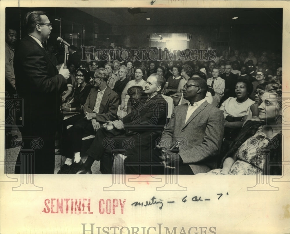 1966 Press Photo County and Municipal Employees Addressing Milwaukee Union - Historic Images