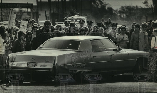 1974 Press Photo Driver Nosing His Car Through Protesters in Milwaukee - Historic Images