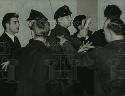 1949 Press Photo Policemen Engaging With Milwaukee Strikers - mjc12071-Historic Images