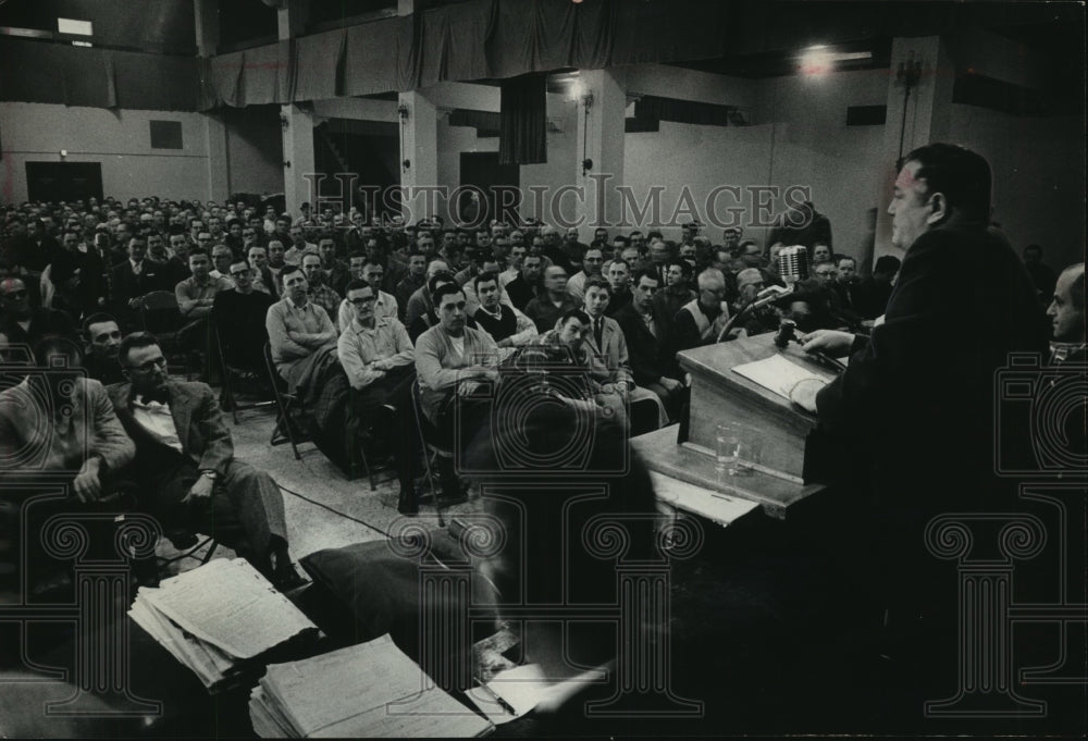 1965 Press Photo Milaukee Union President, Tom Sullivan, Banging Gavel - Historic Images