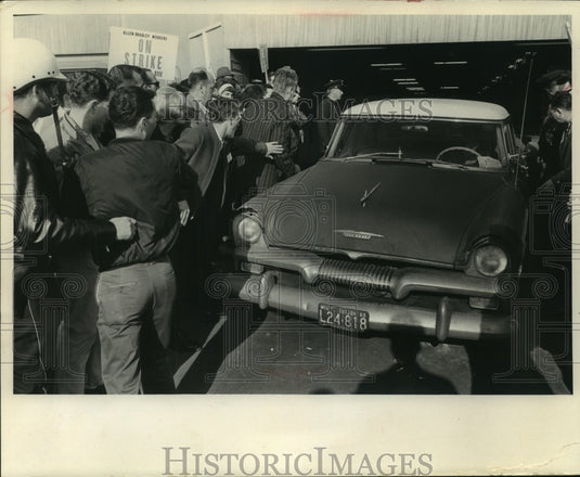 1967 Press Photo Picketers Outside of Allen-Bradley Plant in Milwaukee-Historic Images