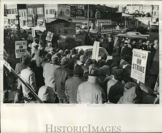 1963 Press Photo Policemen Clear Path For Truck Delivering Coal in Milwaukee - Historic Images