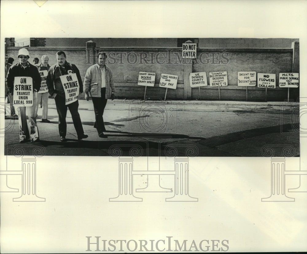 1976 Striking County Transit System employees, Milwaukee - Historic Images