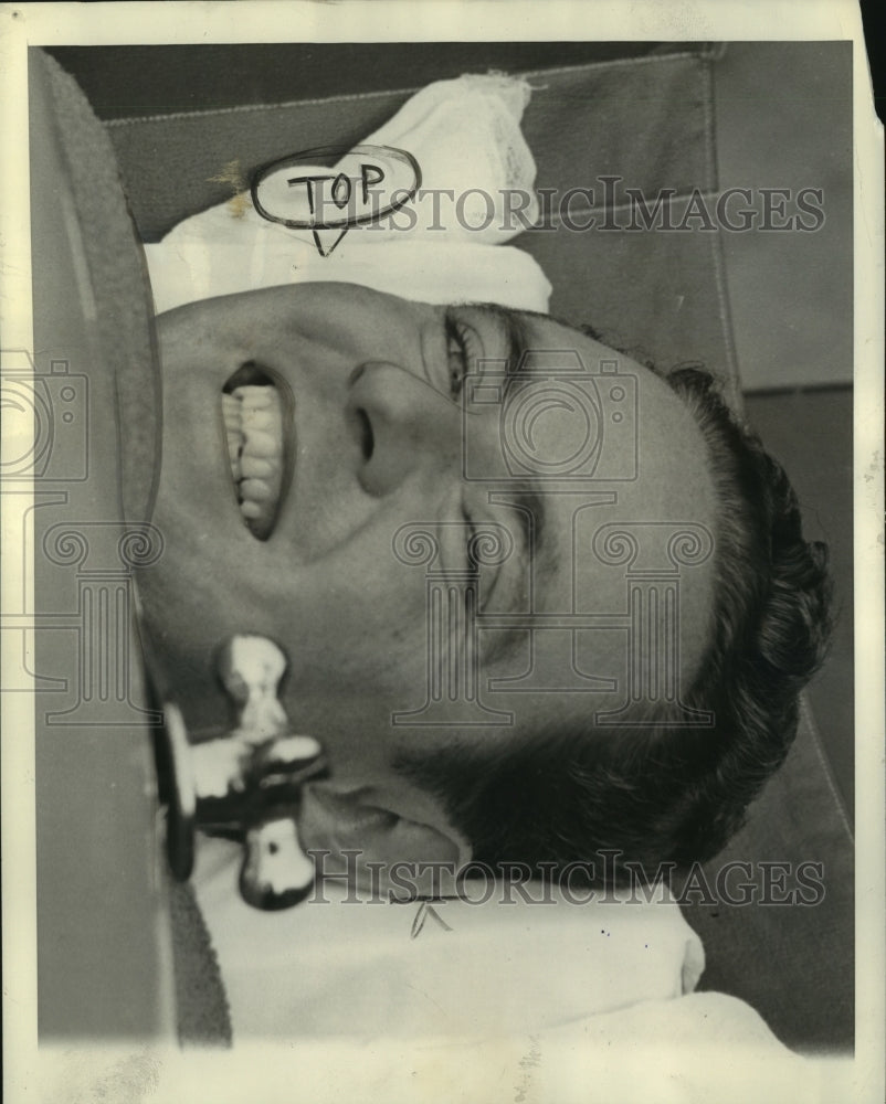 1938 Press Photo Fred B.Snite Jr., smiling from his &quot;Iron Lung,&quot; is finally home - Historic Images