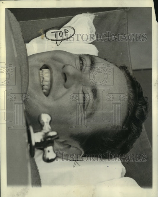 1938 Press Photo Fred B.Snite Jr., smiling from his "Iron Lung," is finally home - Historic Images
