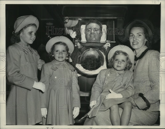 1949 Press Photo Frank Snite Jr., in his "iron lung," with his wife and children - Historic Images