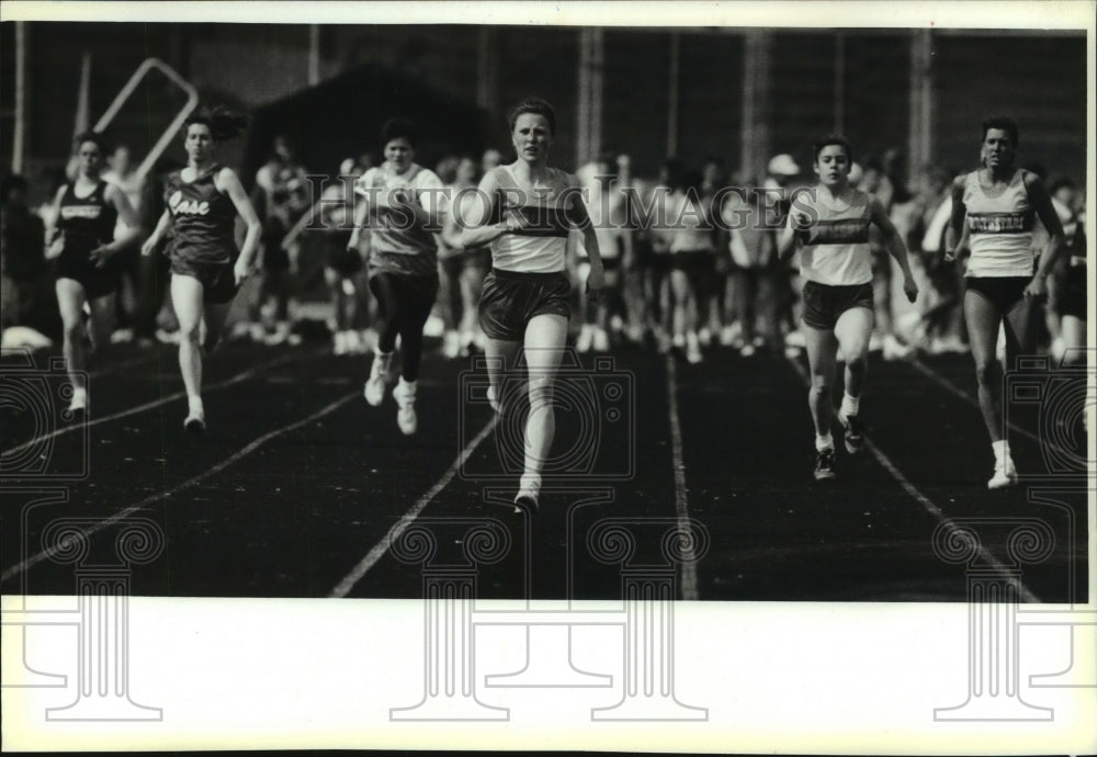 1993 Waukesha Catholic Memorail&#39;s Karen Scherwinski in 400 meter run - Historic Images