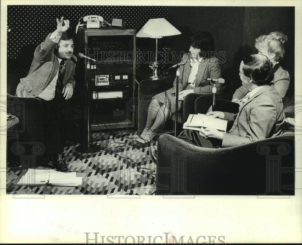 1982 Press Photo Joe Thompson and Alan Eisenberg with guests on radio show - Historic Images