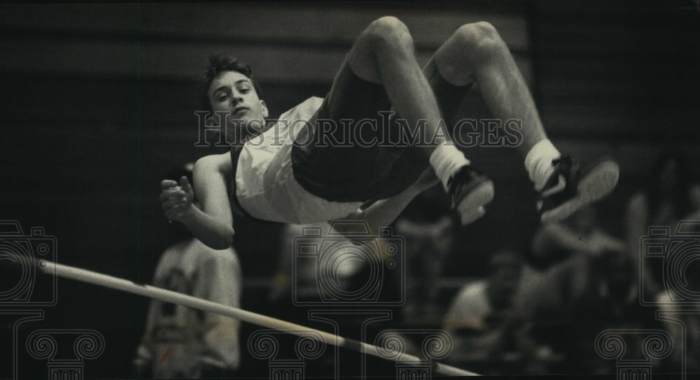 1992 Mukwonago&#39;s Todd Beckner at Braveland Conference track meet - Historic Images