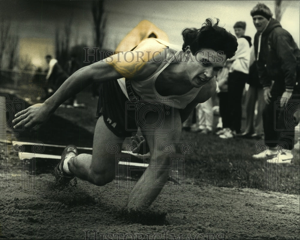 1992 Press Photo Matt Beier of Kettle Moraine won the long jump event - Historic Images