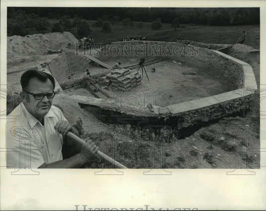 1974 Press Photo Father Melvin Tracy supervises building at Wisconsin's JFK Prep - Historic Images