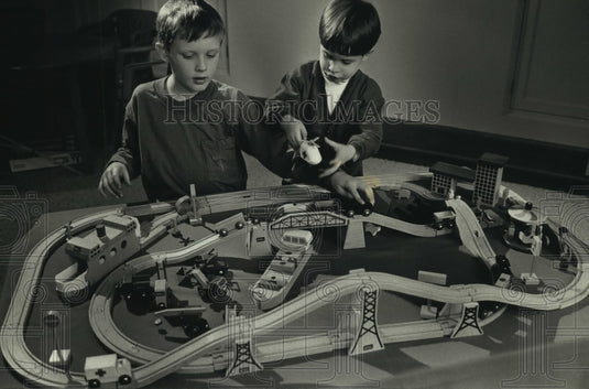 1991 Press Photo Connor Sperry and brother playing with Brio train, Milwaukee. - Historic Images