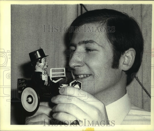 1978 Paul Viney holds a 1938 Charlie McCarthy  toy at an auction - Historic Images