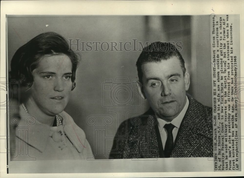 1965 Press Photo Spy Robert Glenn Thompson &amp; his wife at court, New York - Historic Images