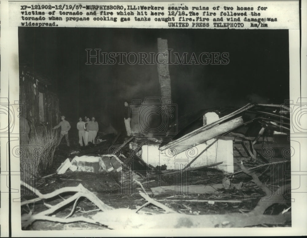 1957 Press Photo Workers search of tornado victims in house ruins, Illinois- Historic Images