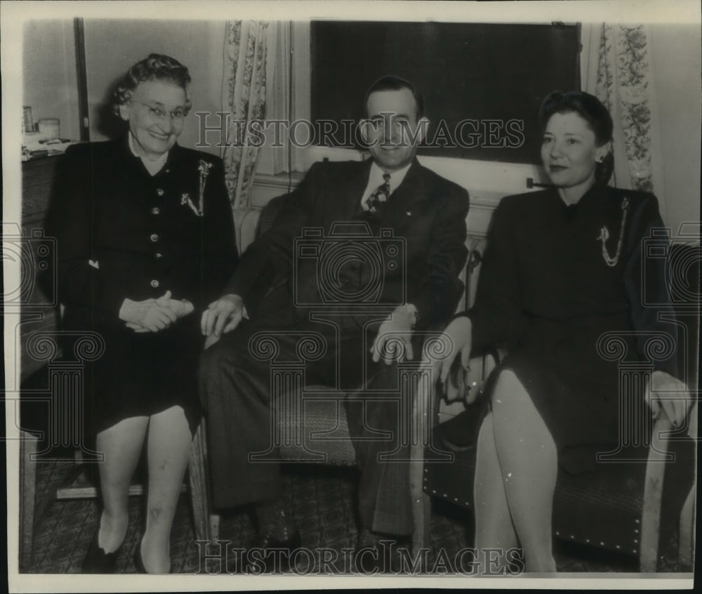 1947, Lt. Governor M.E. Thompson, sits with wife, and mother, Atlanta - Historic Images