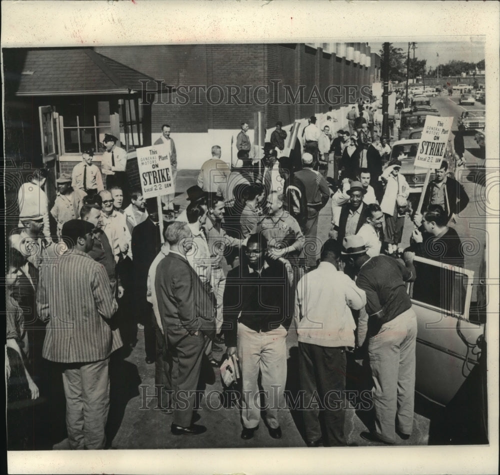 1964 Press Photo United Auto Workers walk strike picket line, Detroit - Historic Images