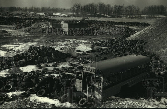 1990 Press Photo A machine loads trucks with shredded tires to be hauled away - Historic Images