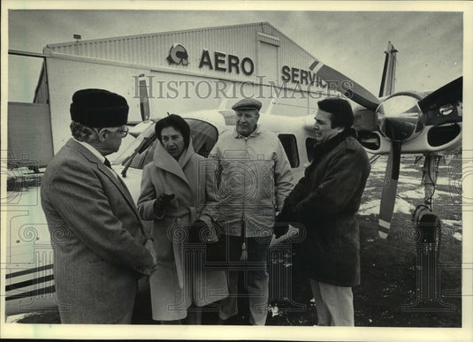 1986, Preparing for flying course outside of Milwaukee's Aero Service - Historic Images