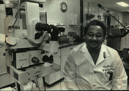 1990 Milwaukee laser technician Jack Tomlinson - Historic Images
