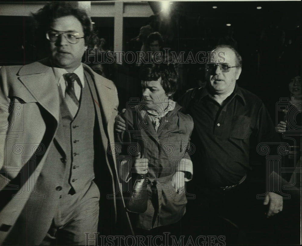 1980, Barbara, Kenneth Timm escorted through Chicago O&#39;Hare airport - Historic Images