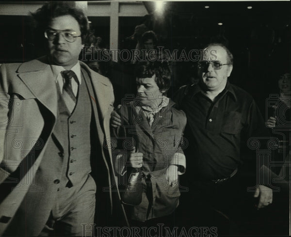 1980, Barbara, Kenneth Timm escorted through Chicago O'Hare airport ...