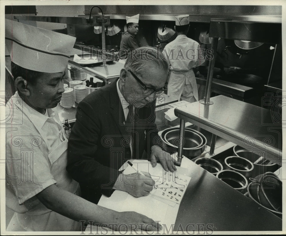 1974 Press Photo Mr. Toy, worker in kitchen, Toy&#39;s Restaurant - mjc12396-Historic Images