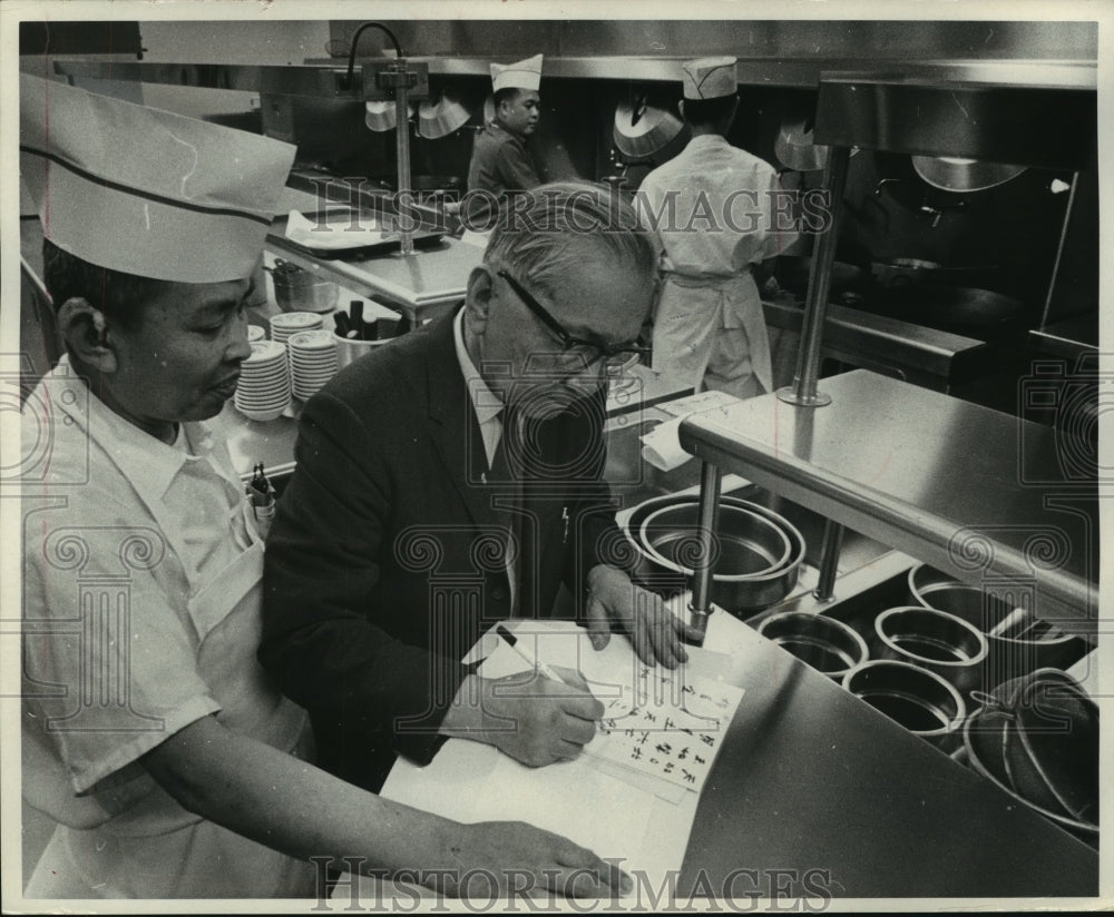 1974 Press Photo Mr. Toy, worker in kitchen, Toy's Restaurant - mjc12396-Historic Images