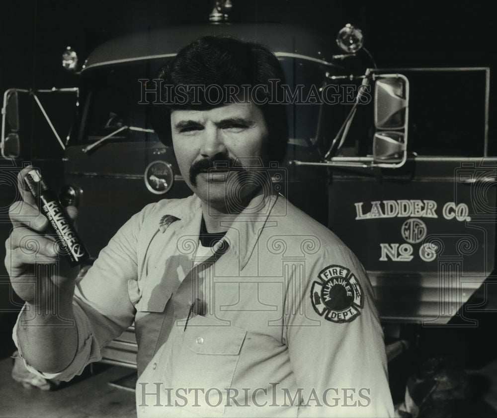 1983 Press Photo Thomas J. Templin, invented anti-smoking spray, Milwaukee - Historic Images