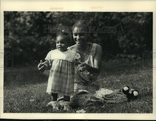 1988 Monica and daughter Monique Thompson trying to regain custody - Historic Images