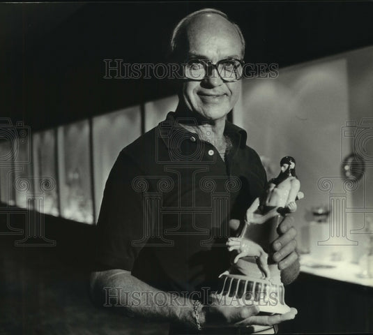 1982, Lee Tishler unpacks fragile Berlin Porcelain - mjc12441 - Historic Images