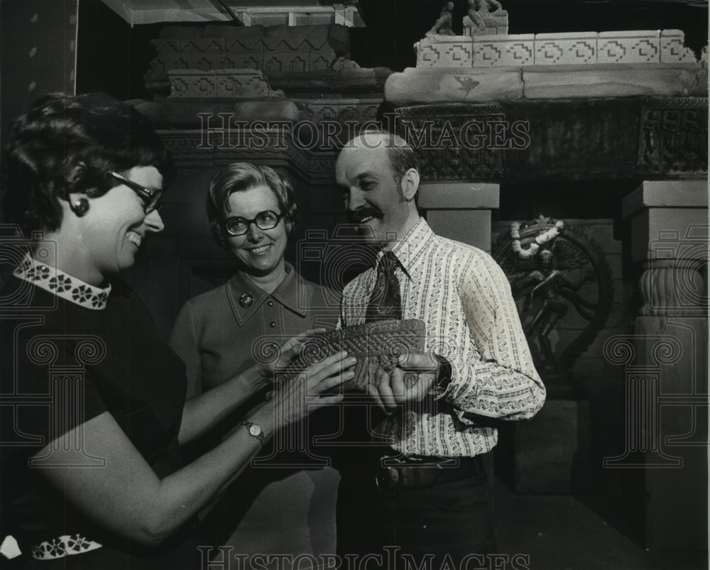 1971 Press Photo Lee Tishler explains composite to Mrs. Youngs and Mrs. Gustav - Historic Images