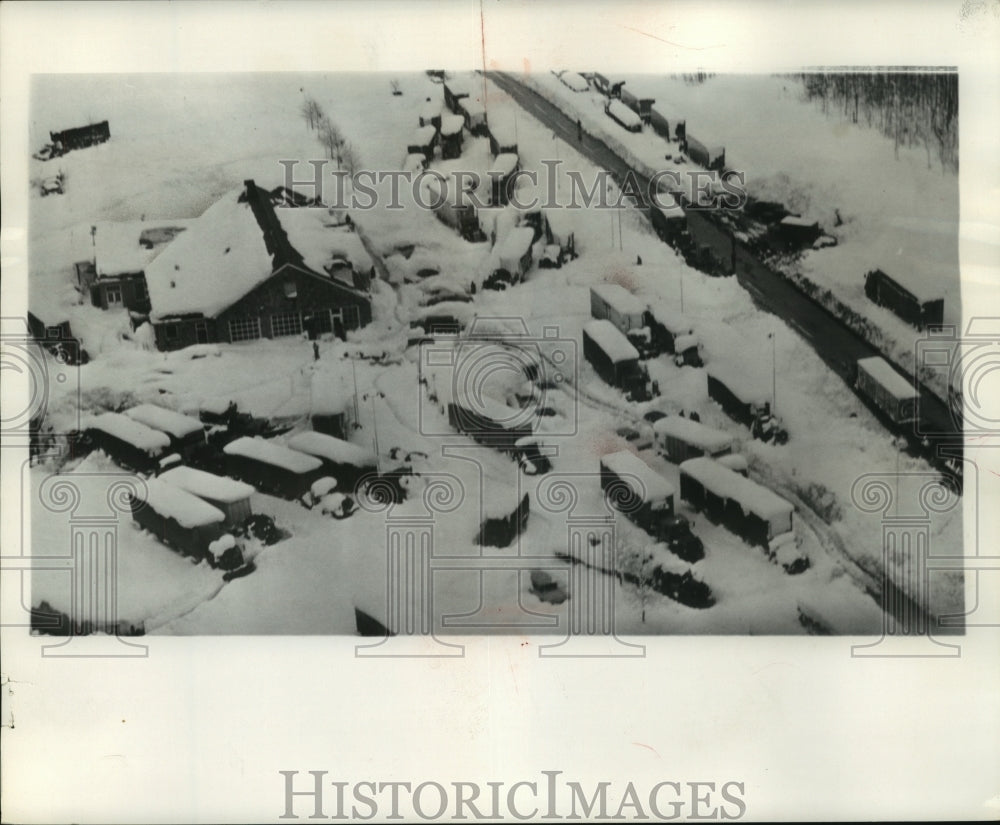 1958, Trucks and cars stranded by snow at restaurant Pennsylvania - Historic Images