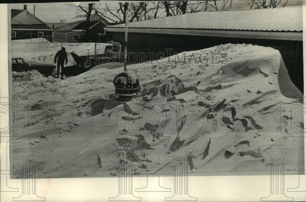 1966 Press Photo Snowfall reaches service station roof in Buchanan, North Dakota - Historic Images