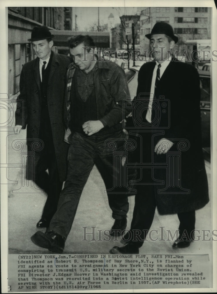 1965, Robert G. Thompson with FBI agents en route to arraignment, NY - Historic Images